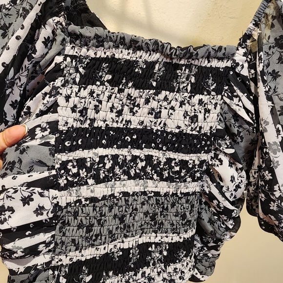 J.Roberts Women's Short Sleeves Smocked Blouse size S - Picture 6 of 11